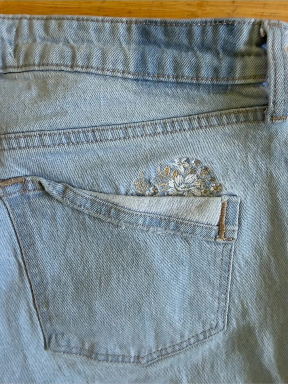 Abercrombie & Fitch light wash Jean
